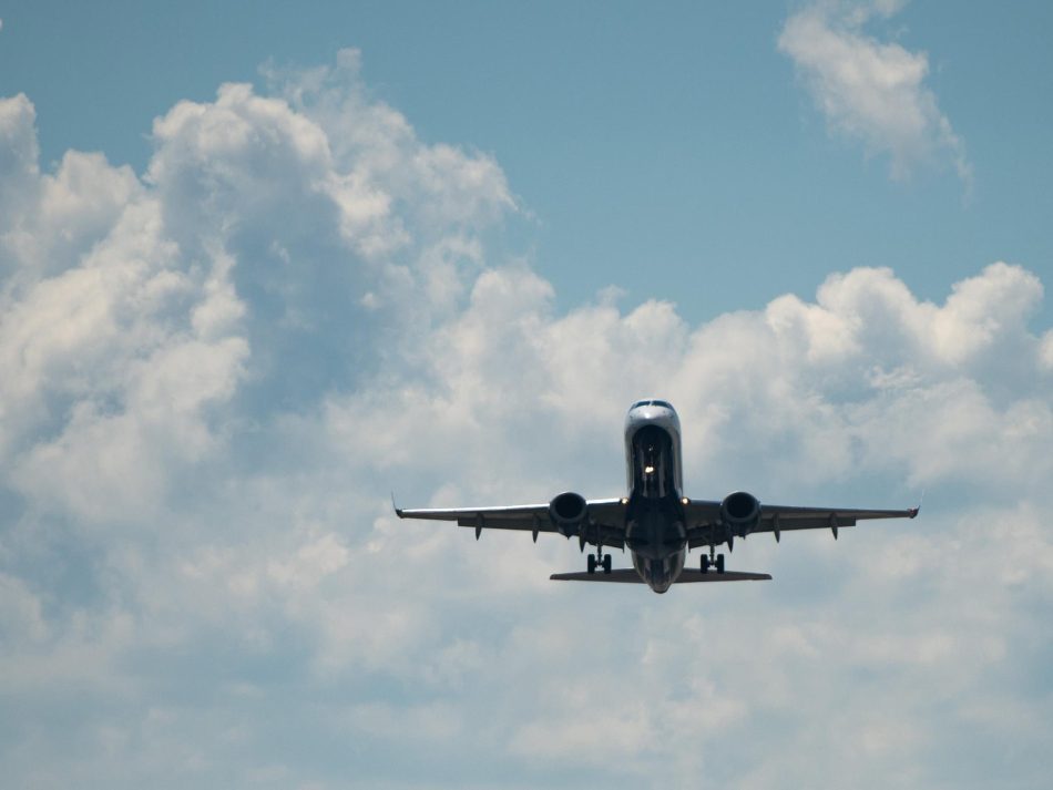 La eliminación de los vuelos cortos con alternativa ferroviaria de hasta cuatro horas ahorraría más de 300.000 toneladas de CO2 y 50.000 operaciones aéreas al año