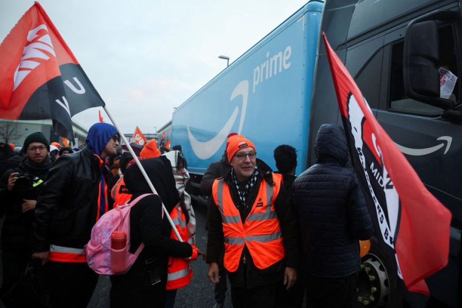 Trabajadores y activistas protestan contra Amazon en Europa durante el «Black Friday»