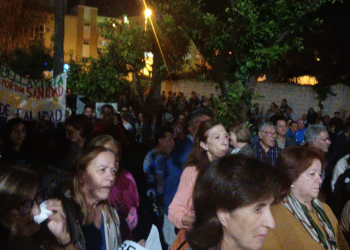 Cientos de vecinos de Bellavista (Sevilla) se echan a la calle por su ambulatorio y la sanidad pública