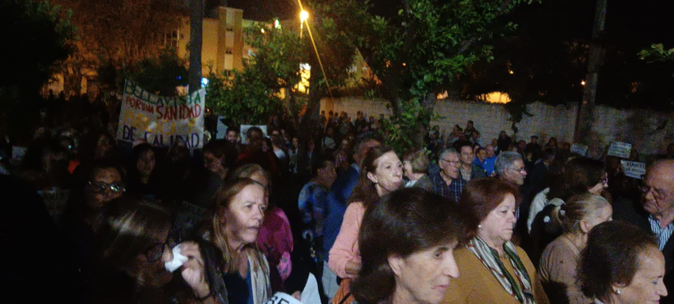 Cientos de vecinos de Bellavista (Sevilla) se echan a la calle por su ambulatorio y la sanidad pública