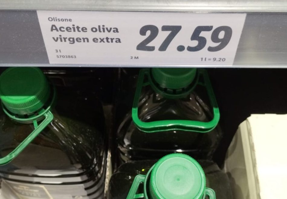 Denuncian ante la CNMC a ocho supermercados por acordar “precios idénticos” del aceite de oliva de sus marcas blancas tras subirlos