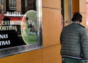 Compromís lanza una campaña para movilizar a la ciudadanía contra el cambio legislativo que acerca las casas de apuestas a los institutos
