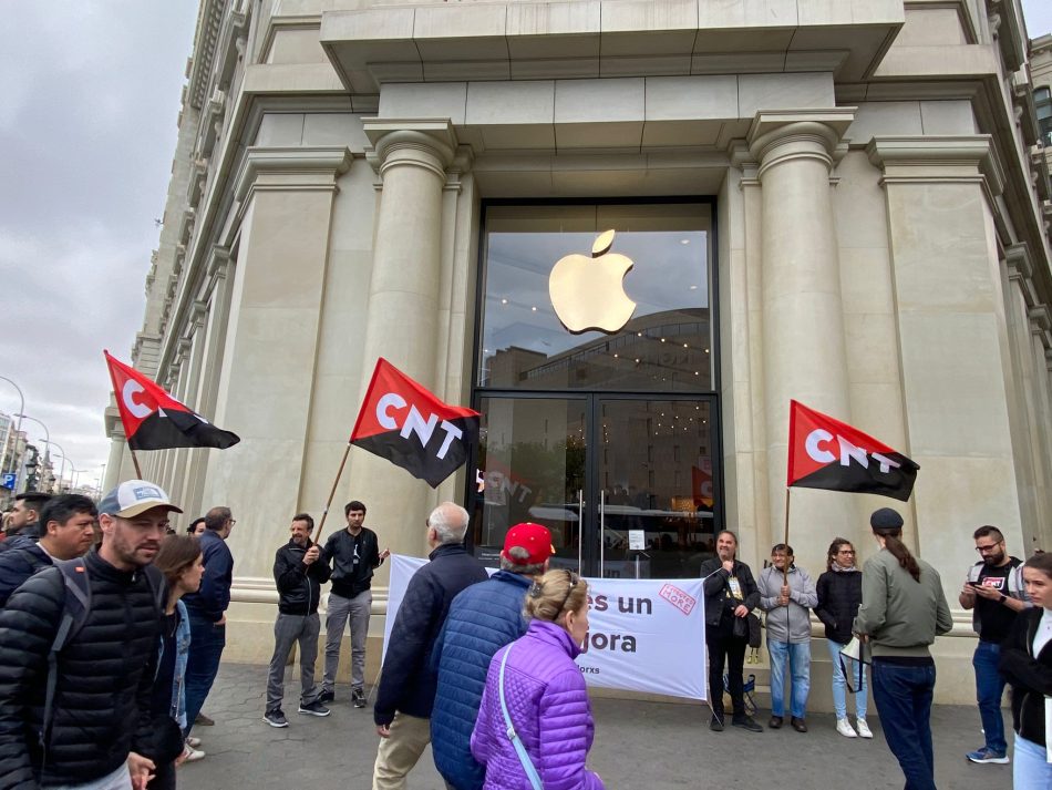 CNT convoca huelga en Apple Passeig de Gràcia 