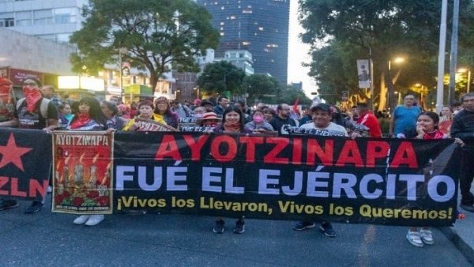 Exigen justicia para los 43 estudiantes de Ayotzinapa (México)