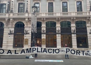 Concentración en Madrid contra la ampliación del Puerto de València