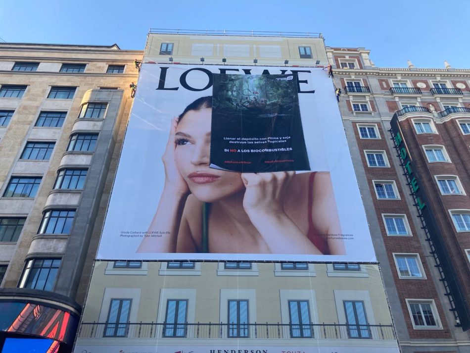 Una pancarta gigante pide el fin de los biocombustibles en un edificio emblemático de Madrid