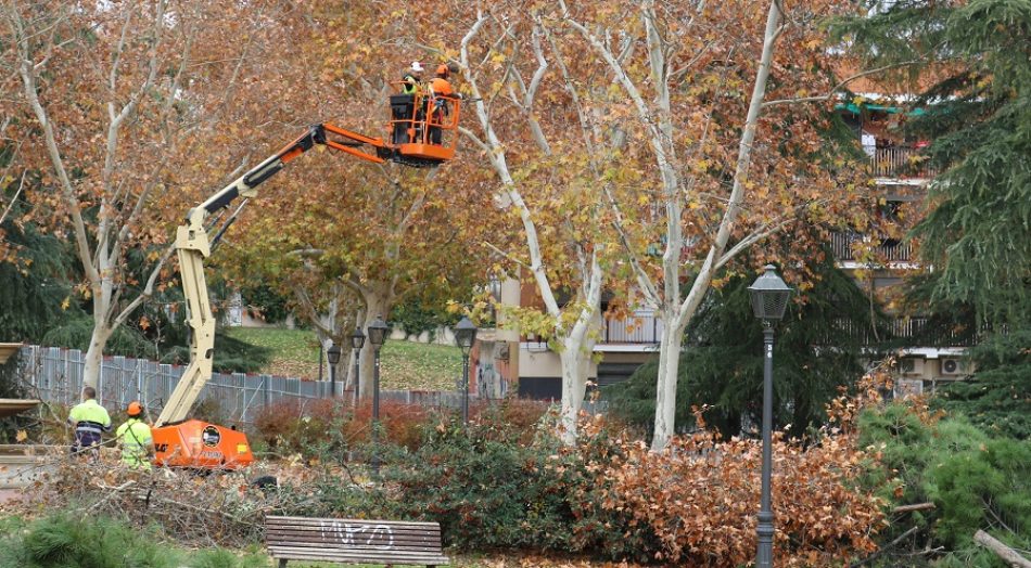 Protesta en el parque de Comillas contra el inicio de las talas de árboles de la ampliación de la línea 11 de Metro