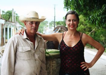 La artista cubana Orisel Gaspar se despidió de una estancia de cinco meses en su tierra natal con la proyección de su película Siete días siete noches, en la Sala Cinematográfica Falcón