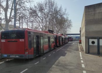 “EMT València incumple sistemáticamente las normas de gestión ambiental, al expulsar el gas de autobuses retirados a la atmósfera”