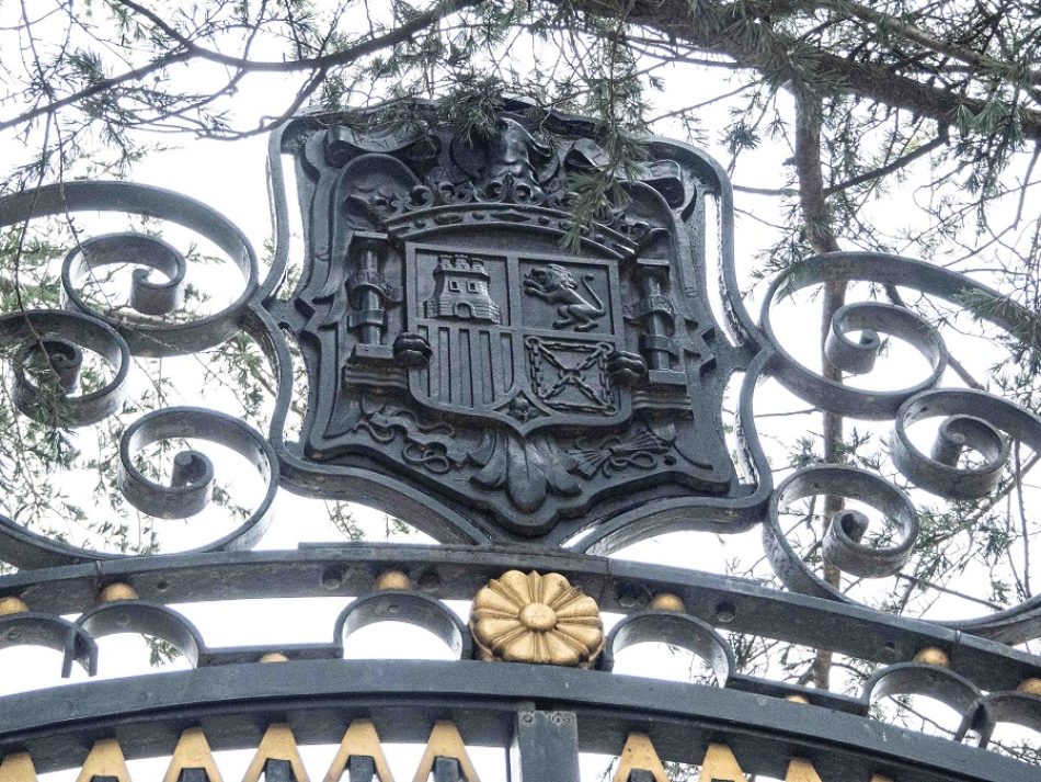 Denuncian a Patrimonio Nacional por mantener escudos franquistas en el Palacio de El Pardo