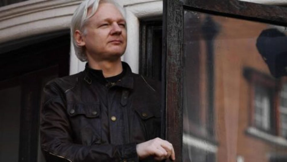 ¿Por qué persiguen a Julián Assange?