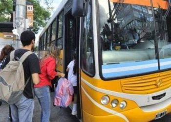 Eliminan subsidios y aumenta el costo del transporte en Argentina