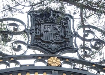 La Fiscalía Provincial de Madrid avala la permanencia de los escudos franquistas del Palacio del Pardo
