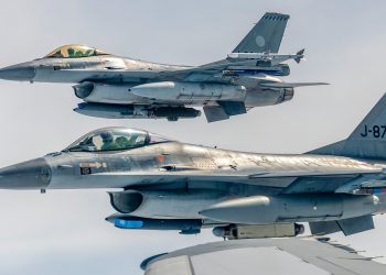 Ucrania recibirá en primavera solo 6 de los 45 cazas F-16 prometidos, según el New York Times