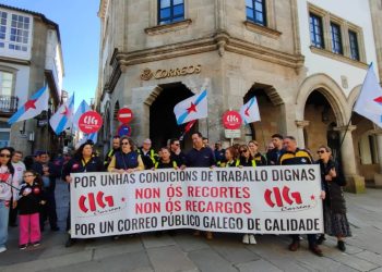 CIG-Correos concéntrase na oficina principal de Compostela para denunciar a sobrecarga e os recortes na entidade