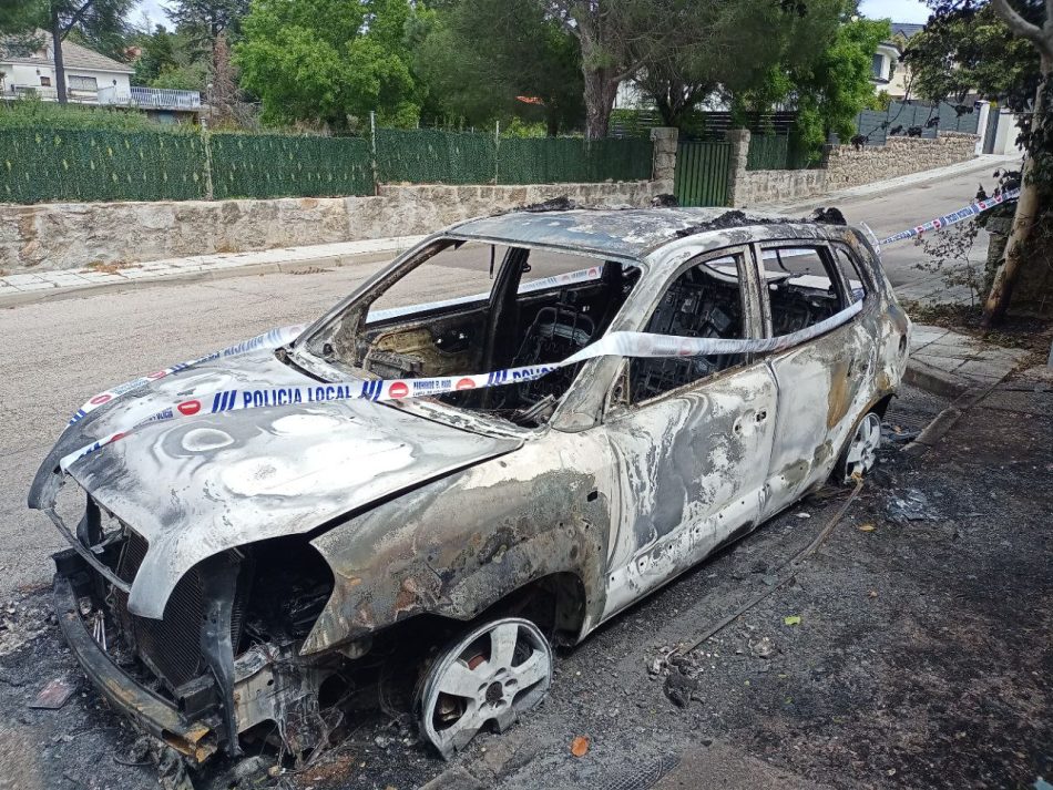 Arde el coche de un miembro de Ecologistas en Acción en la puerta de su vivienda en Los Molinos