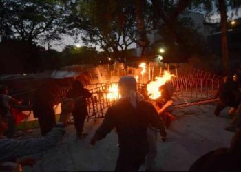 Manifestantes propalestinos prenden fuego a embajada de Israel en México