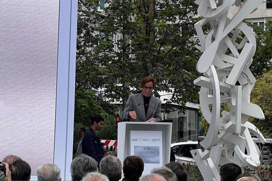 Mónica García rinde homenaje a los sanitarios por su labor en la pandemia