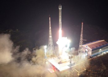 Explota en el aire cohete portador de un satélite militar de Corea del Norte