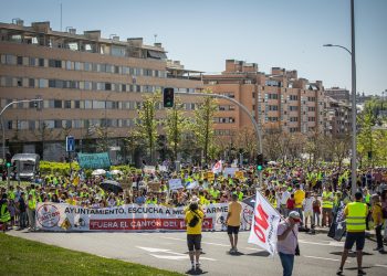 Concentración de Montecarmelo ante el Ayuntamiento de Madrid para presentar miles de firmas a favor de la reubicación del megacantón y SELUR lejos de colegios y viviendas