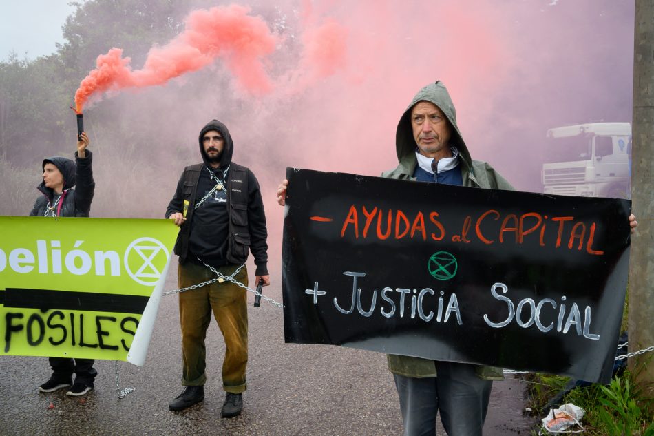 Activistas climáticos bloquean el acceso a Arcelor Mittal en protesta por los subsidios a los combustibles fósiles