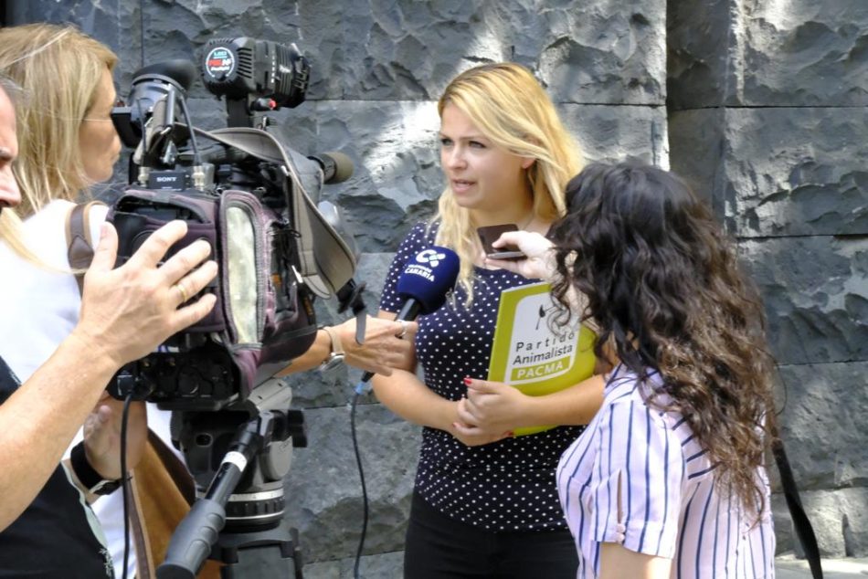 La portavoz de PACMA responde a Carmen Morodo tras acusarla de «ignorante»: «mejor ignorante que catedrática en maltrato animal»