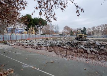 Las familias del colegio Perú denuncian el plan de Ayuso de implantar un centro de educación especial el próximo curso junto a las obras de la tuneladora de la línea 11