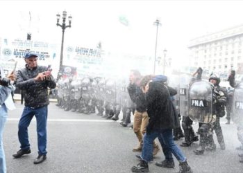 Milei acusa a manifestantes de “golpismo” y felicita la represión