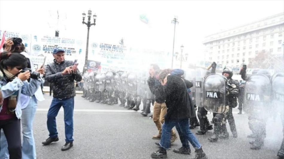 Milei acusa a manifestantes de “golpismo” y felicita la represión