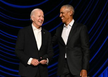 Biden queda paralizado en el escenario y tiene que sacarlo Obama