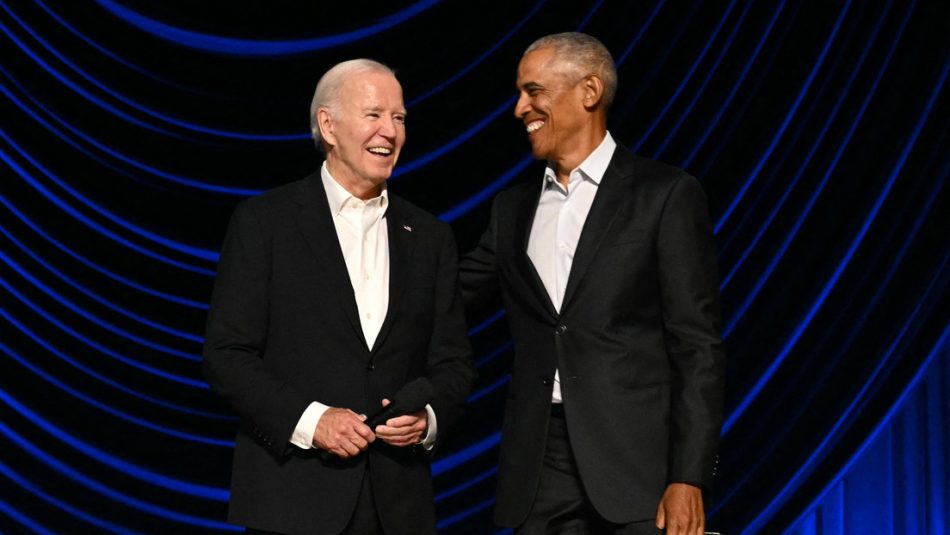 Biden queda paralizado en el escenario y tiene que sacarlo Obama