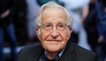 Desmienten la muerte del filósofo Noam Chomsky