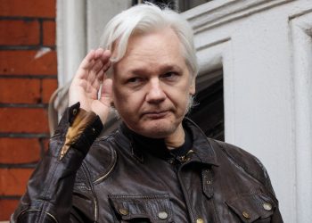 Gustavo Petro invita a Assange a visitar su país