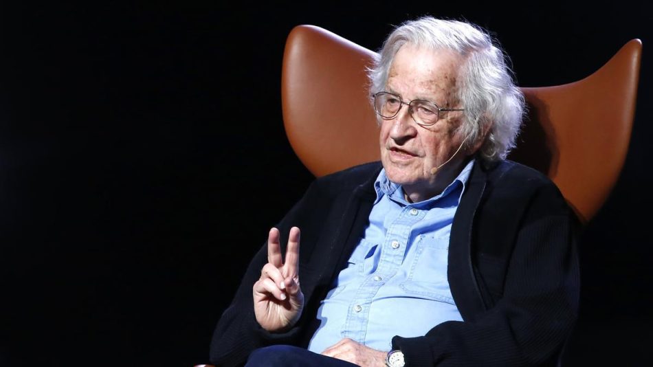 Tras noticia falsa, Noam Chomsky recibe alta hospitalaria en Brasil