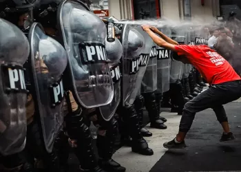 Jueza argentina libera a 11 detenidos por protestar contra la ‘Ley de Bases’