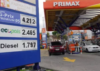 Ecuador anuncia alza en los precios de la gasolina y eliminación de subsidios