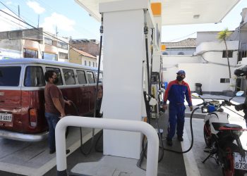 Gobierno de Ecuador decide quitar subsidio a la gasolina y se reavivan las protestas