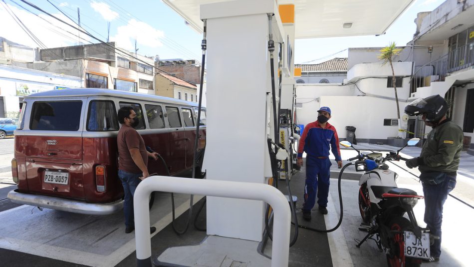 Gobierno de Ecuador decide quitar subsidio a la gasolina y se reavivan las protestas