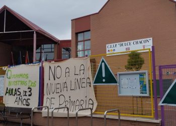 Protesta del sindicato STEM ante la intención de cerrar una unidad de educación infantil y el recorte de plantilla en el CEIP Dulce Chacón de Rivas Vaciamadrid