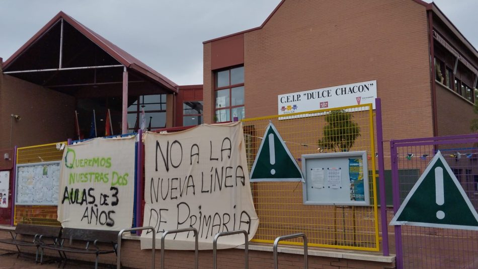 Protesta del sindicato STEM ante la intención de cerrar una unidad de educación infantil y el recorte de plantilla en el CEIP Dulce Chacón de Rivas Vaciamadrid