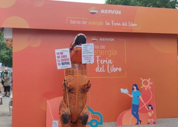 Ecologistas en Acción denuncian el patrocinio de Repsol en la Feria del Libro de Madrid con una protesta en El Retiro