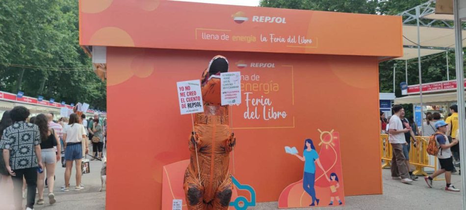 Ecologistas en Acción denuncian el patrocinio de Repsol en la Feria del Libro de Madrid con una protesta en El Retiro