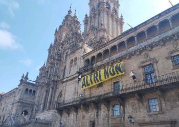 Despliegan una pancarta contra Altri junto a la catedral de Santiago de Compostela