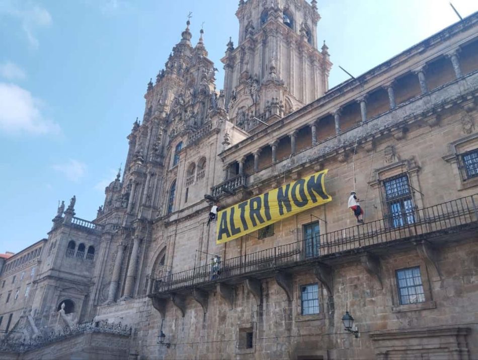 Despliegan una pancarta contra Altri junto a la catedral de Santiago de Compostela