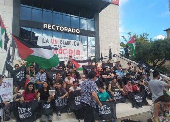 Comunicado de la asamblea por Palestina leído en la escalinata del rectorado de la Universidad de La Rioja