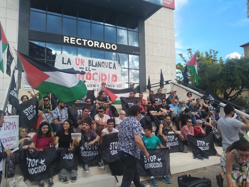 Comunicado de la asamblea por Palestina leído en la escalinata del rectorado de la Universidad de La Rioja