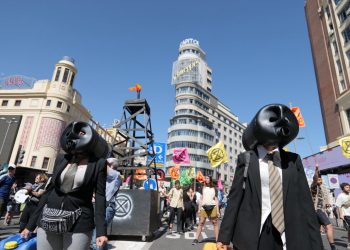 Activistas climáticos cortan la Gran Vía en Callao en protesta contra las subvenciones a los combustibles fósiles