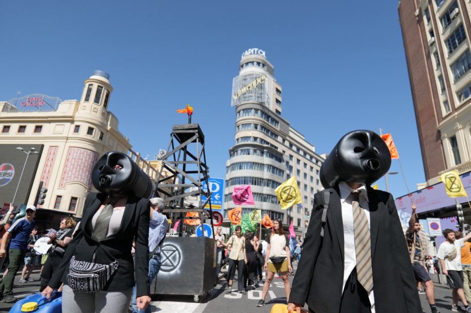 Activistas climáticos cortan la Gran Vía en Callao en protesta contra las subvenciones a los combustibles fósiles