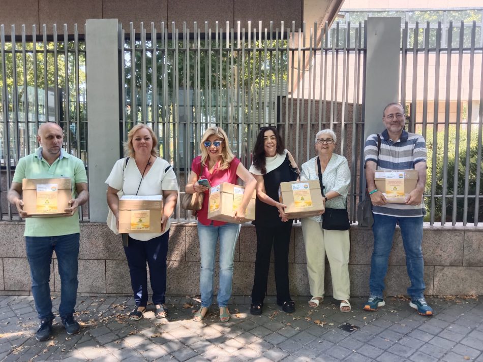 Registran en la Asamblea de Madrid 70.895 firmas de la ILP para la climatización y adecuación de los centros educativos públicos