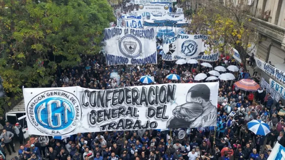 En Argentina, trabajadores se reúnen en rechazo a políticas de Javier Milei